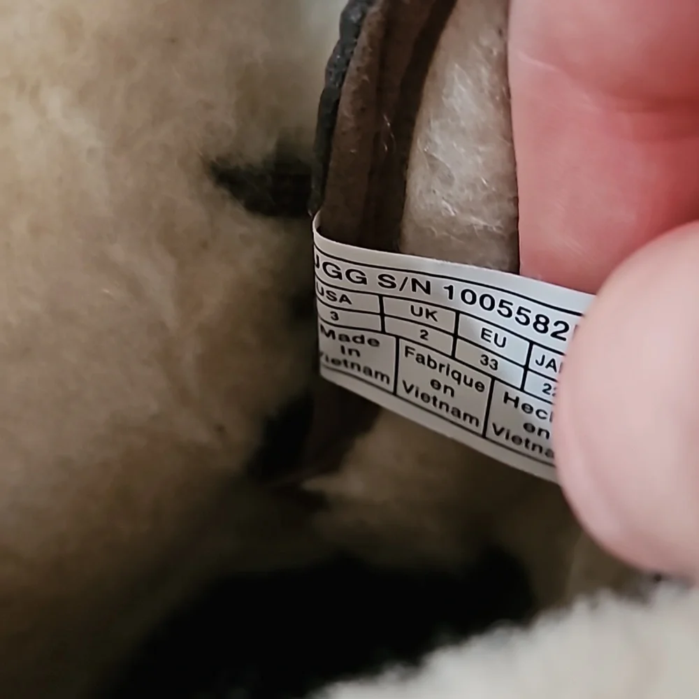 Ugg Butte boots kids size 3